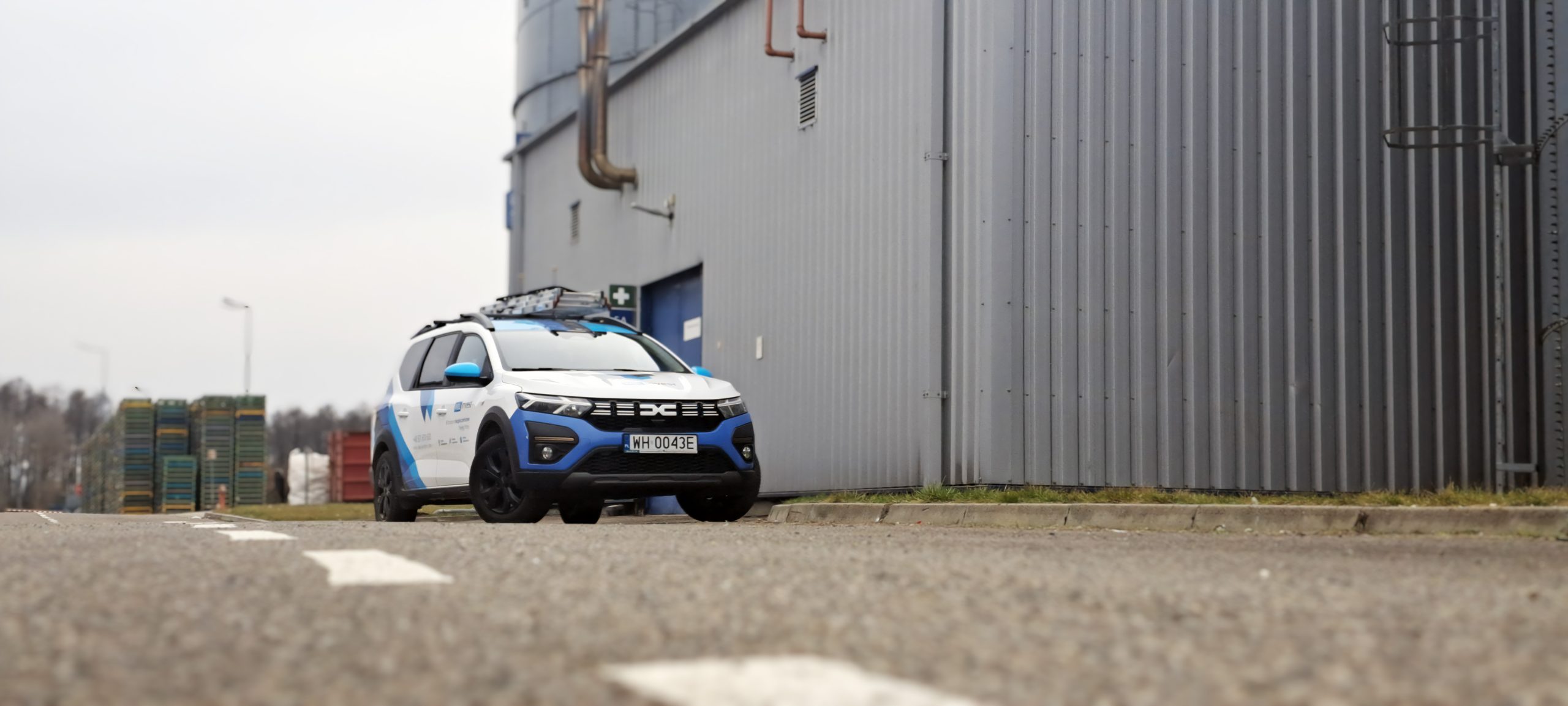 samochód, w którym siedzą technicy przeciwpożarowi podczas drogi do pracy